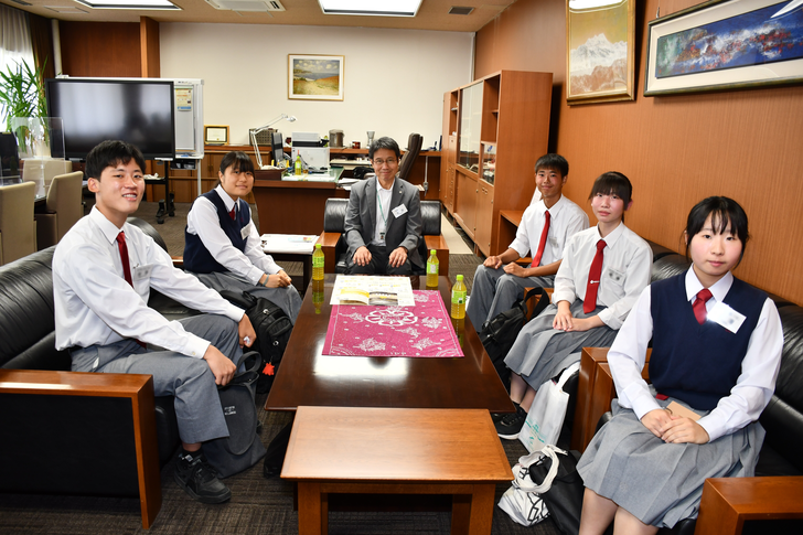 高校生たちが太田学長と語り合い