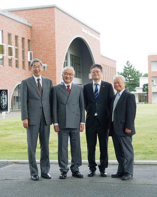 特別座談会がおこなわれた茨城大学の図書館前で撮影