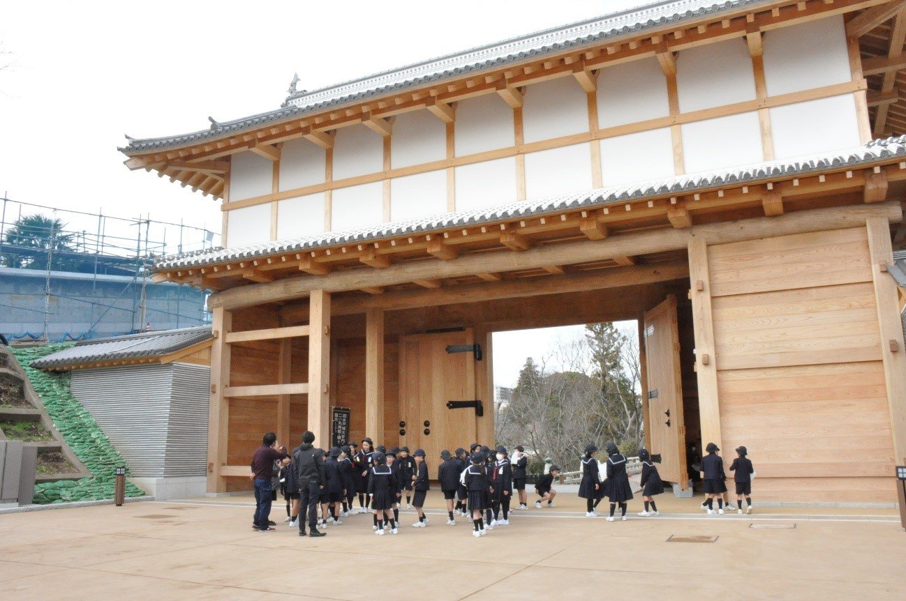再建されたばかりの旧水戸城大手門を附属小の子どもたちが見学 同行しながら考えたこと News 茨城大学 再建されたばかりの旧水戸城大手門を附属小の子どもたちが見学 同行しながら考えたこと News 茨城大学