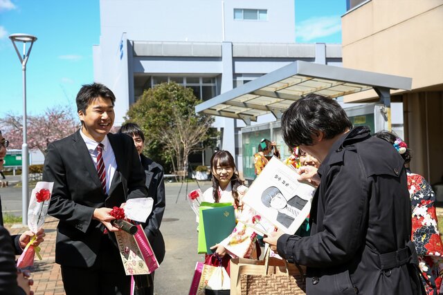 令和元年度卒業式 学位記伝達式 動画 写真でふりかえる News 茨城大学 令和元年度卒業式 学位記伝達式 動画 写真でふりかえる News 茨城大学