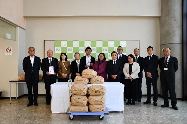 茨大農学部・コマツ共同研究で生産した米を県内団体に寄贈