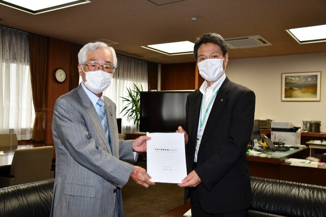 学長選考会議議長から太田学長へ令和3年度学長業績評価報告書を手交