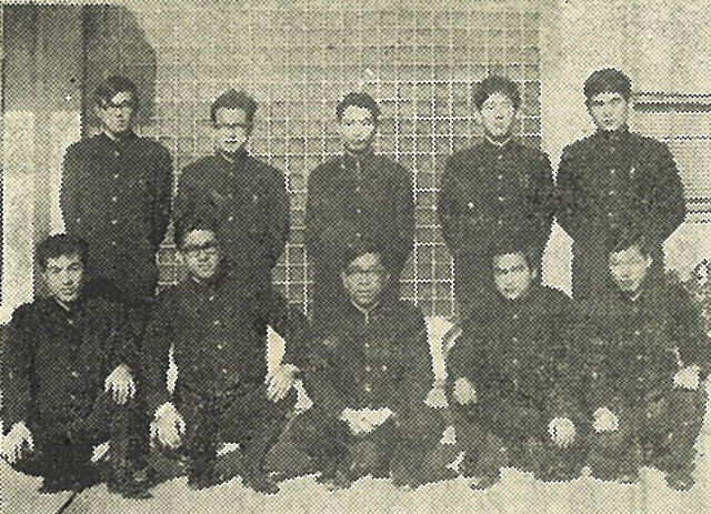 当時の学友会役員たち。前列中央が小野瀬氏