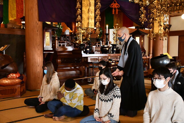 祇園寺で坐禅体験―留学生が日本文化を学ぶ