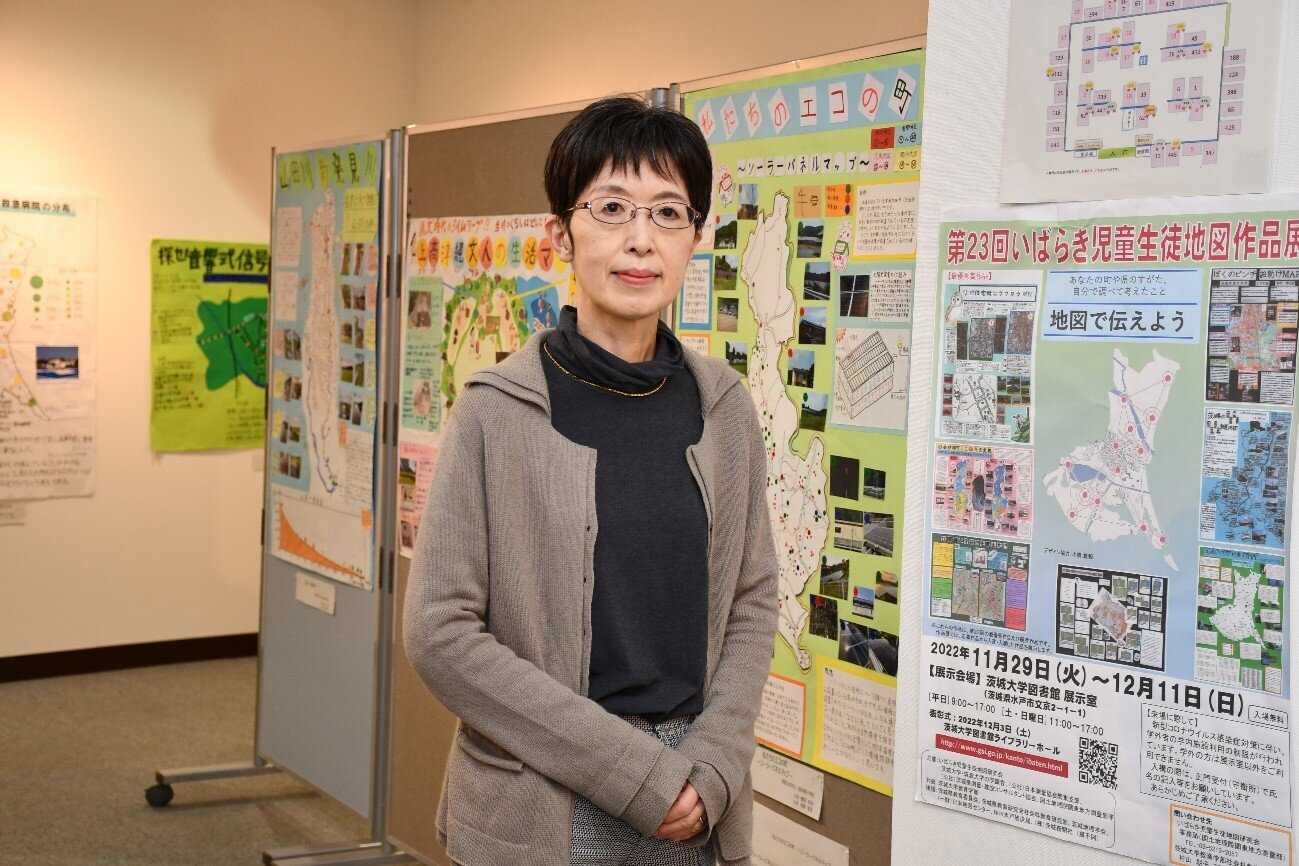 教育学部社会科教室に国土地理院から感謝状 <br>―村山朝子教授に聞く 「いばらき児童生徒地図作品展」の経緯と展望