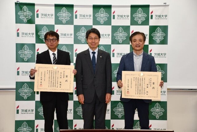 佐久間隆昭技術主幹、太田寛行学長、岡田誠教授