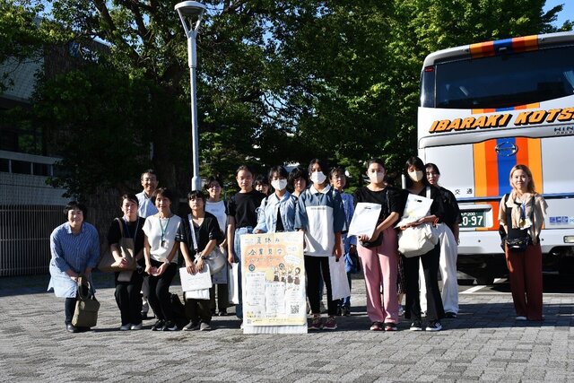 女子理工系選択支援バスツアーに参加した全員で記念撮影