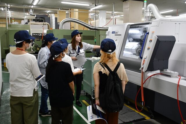 工場内で加工や組立、設計の様子を見学