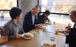 大学生協の100円カレーをコマツの副本部長と農学部の学生が一緒に味わっている理由 ―農業用ブルドーザーを使った実証研究の収穫米を寄贈