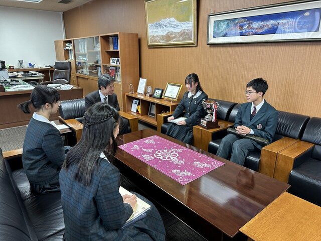教育学部附属中学校の生徒たちが太田学長を訪問文部科学大臣賞等受賞を報告