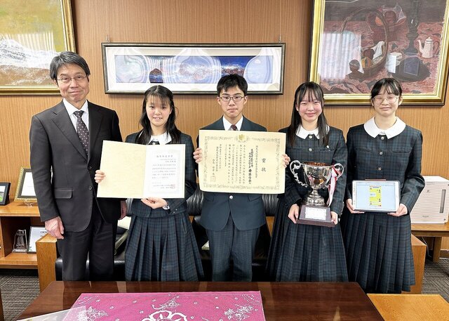 太田学長に附属中学生が文部科学大臣賞等の表敬訪問しました