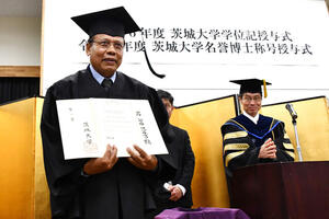 ウダヤナ大学・デワ教授に初の名誉博士称号！