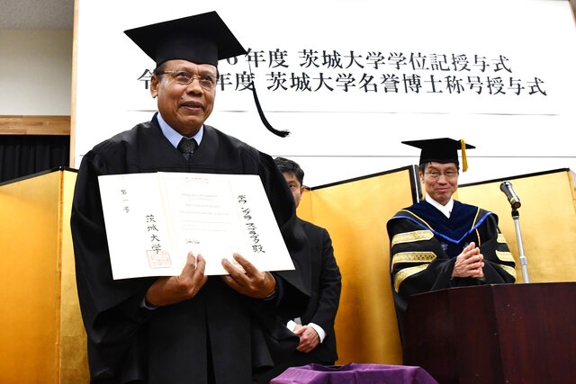 ウダヤナ大学・デワ教授に初の名誉博士称号！