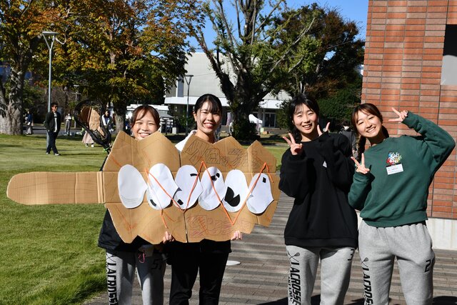 女子ラクロス部の学生の写真