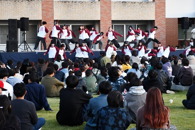 踊り屋さん（Aステージ）の学生の写真