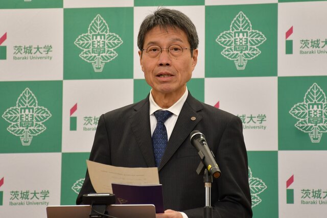 あいさつをする学長