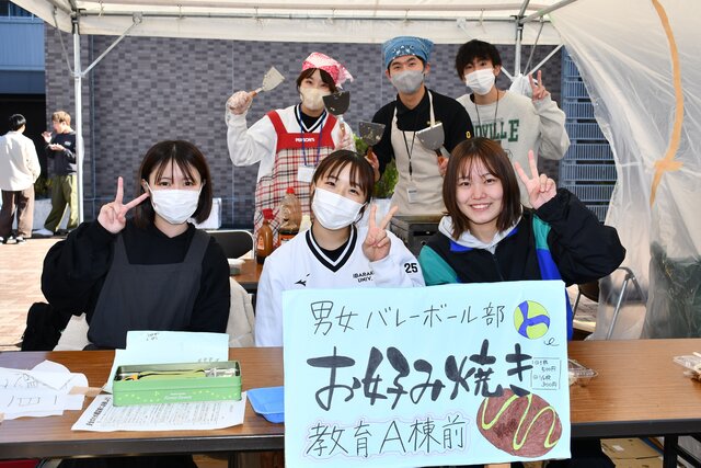 男女バレーボール部の学生の写真