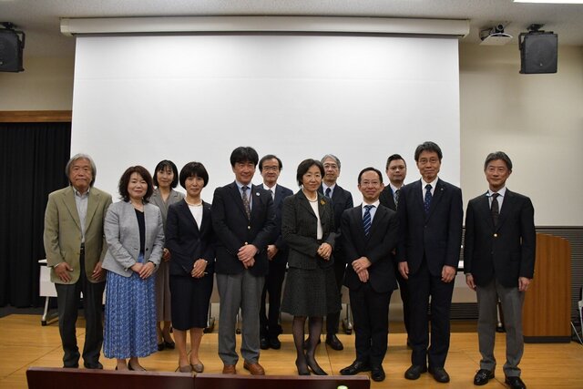 「ダイバーシティ地域共創教育プログラム」キックオフシンポジウム関係者集合写真