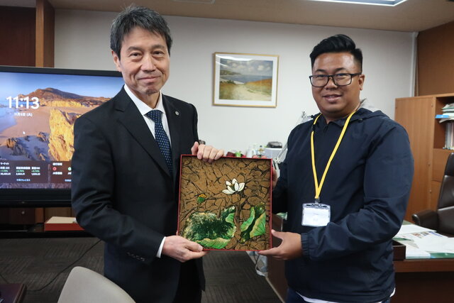 学長とインターンシップ生の写真