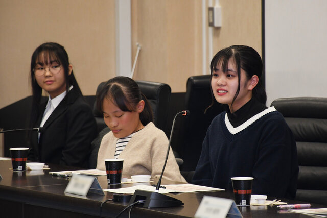 学長と話す学生の写真２