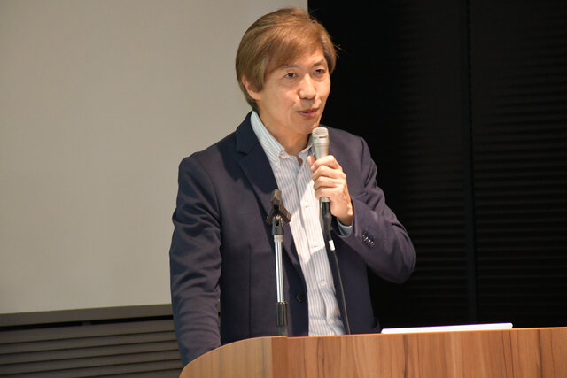講演する江守正多