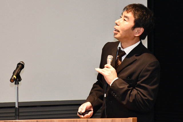 講演する若月泰孝准教授の写真