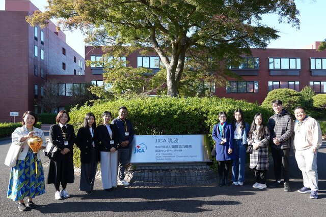 JICAつくば前で集合写真