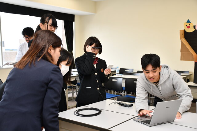視線を可視化できる眼鏡をかける高校生の写真