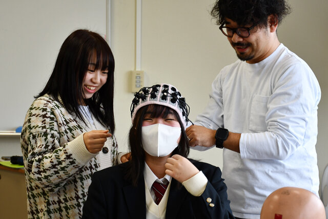 脳の血流を図る高校生の写真