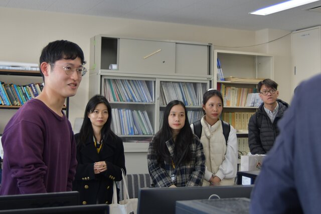 学生が研究内容について説明する写真１