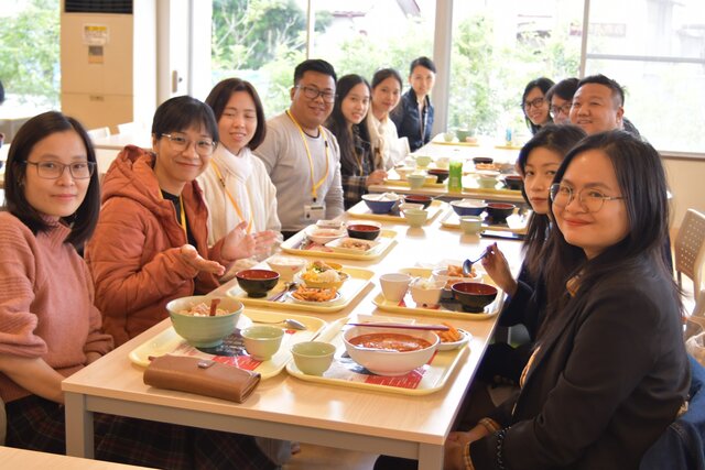 学食を食べる皆さんの写真