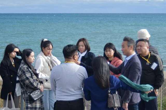学生に説明をする田村教授らの写真