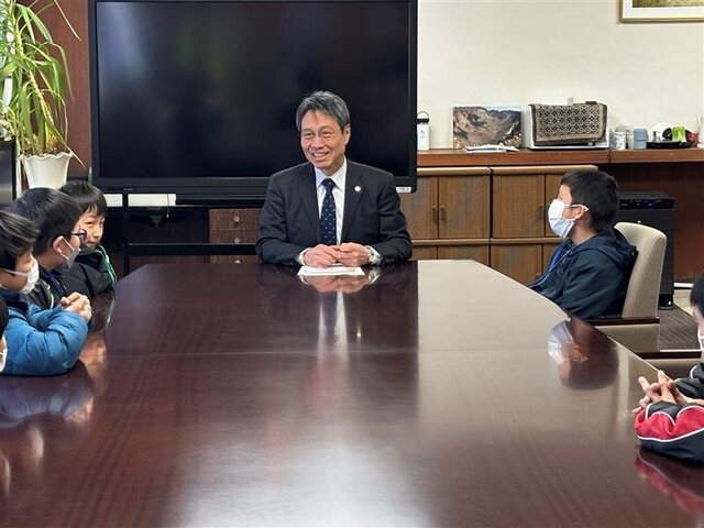 子どもたちと語り合う太田学長
