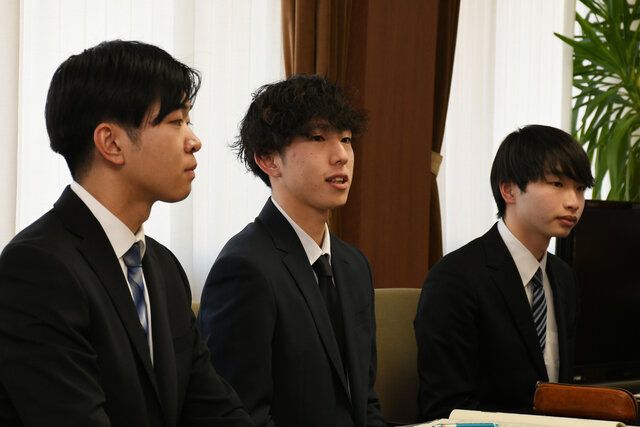 窮状を訴える伊藤さん、杉浦さん、鈴木さん（左から）の写真