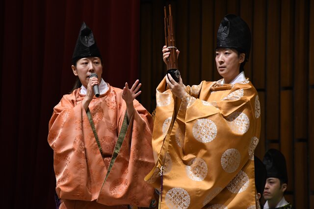 楽器を説明している様子