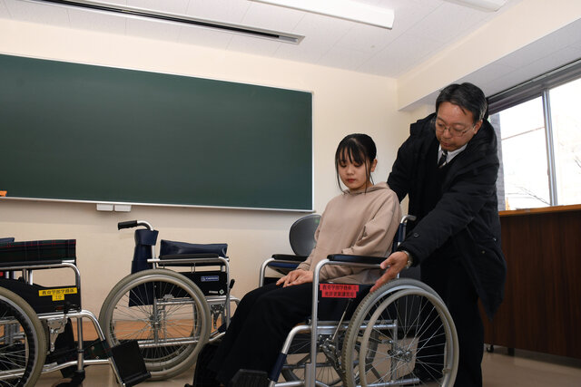車いすの説明をする新井先生の写真