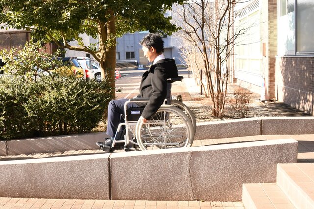 車いすでスロープを下る参加者の写真