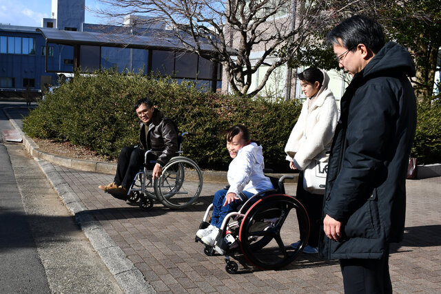 気を付けるポイントなどを話す加藤さんらの写真