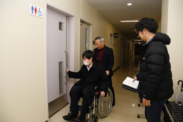 車いす用トイレに挑戦する参加者の写真