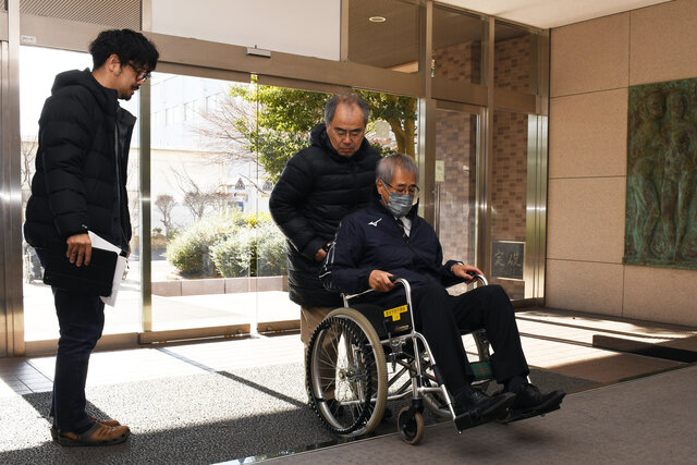 車いすで段差を上る参加者の写真