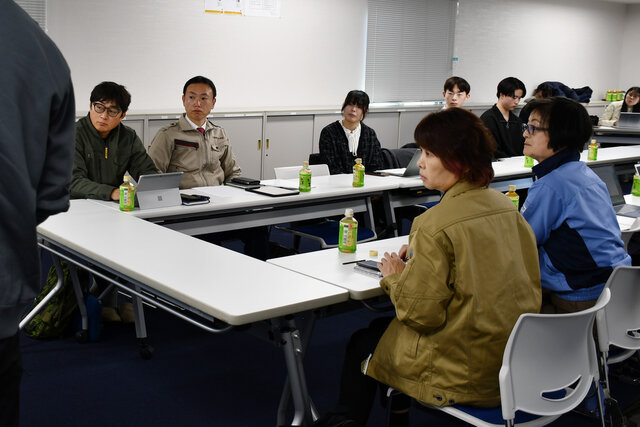 学生からの提言を聞く社長たちの写真