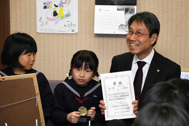 学長と女子児童の写真