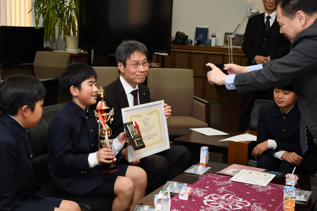 学長と男子児童の写真