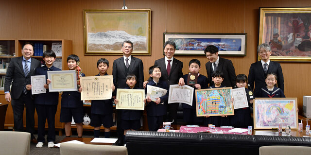 教育学部附属学校の児童たちが学長を表敬訪問