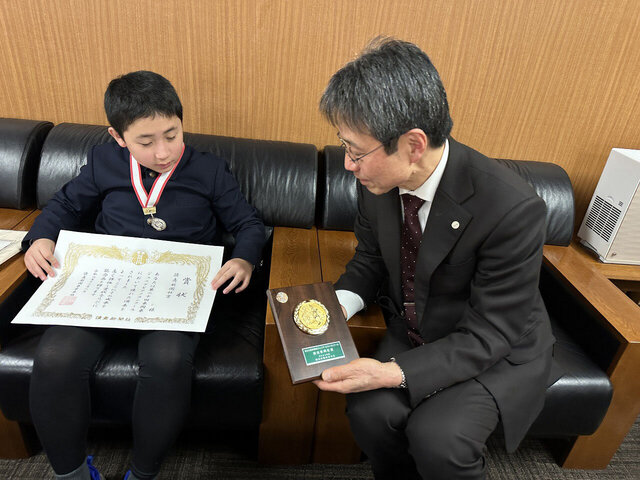 学長と男子児童の写真２