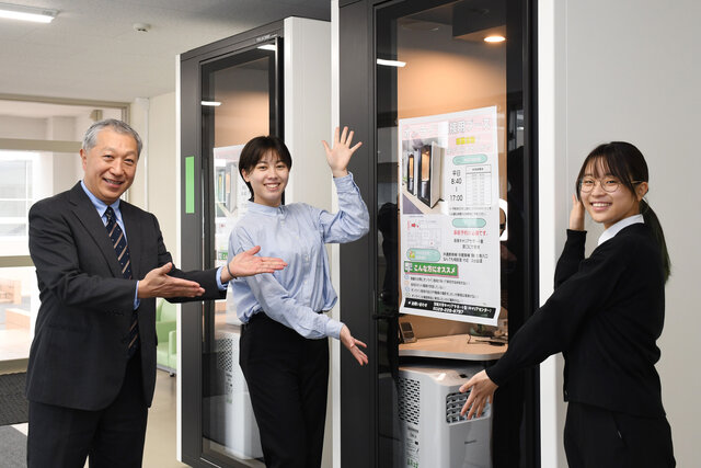 小磯先生、学生とオンラインブースの写真