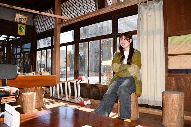 インタビューを受ける高塚さん
