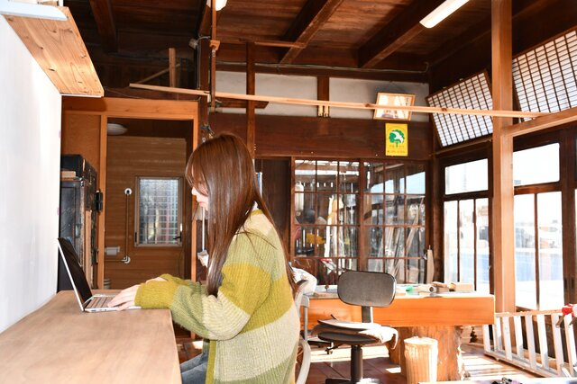 カウンターで壁と向き合ってPC作業ができる席