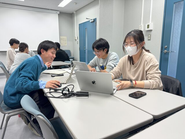 ワークショップで資料を作る学生たち