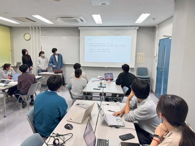 ワークショップの内容を発表する学生たち